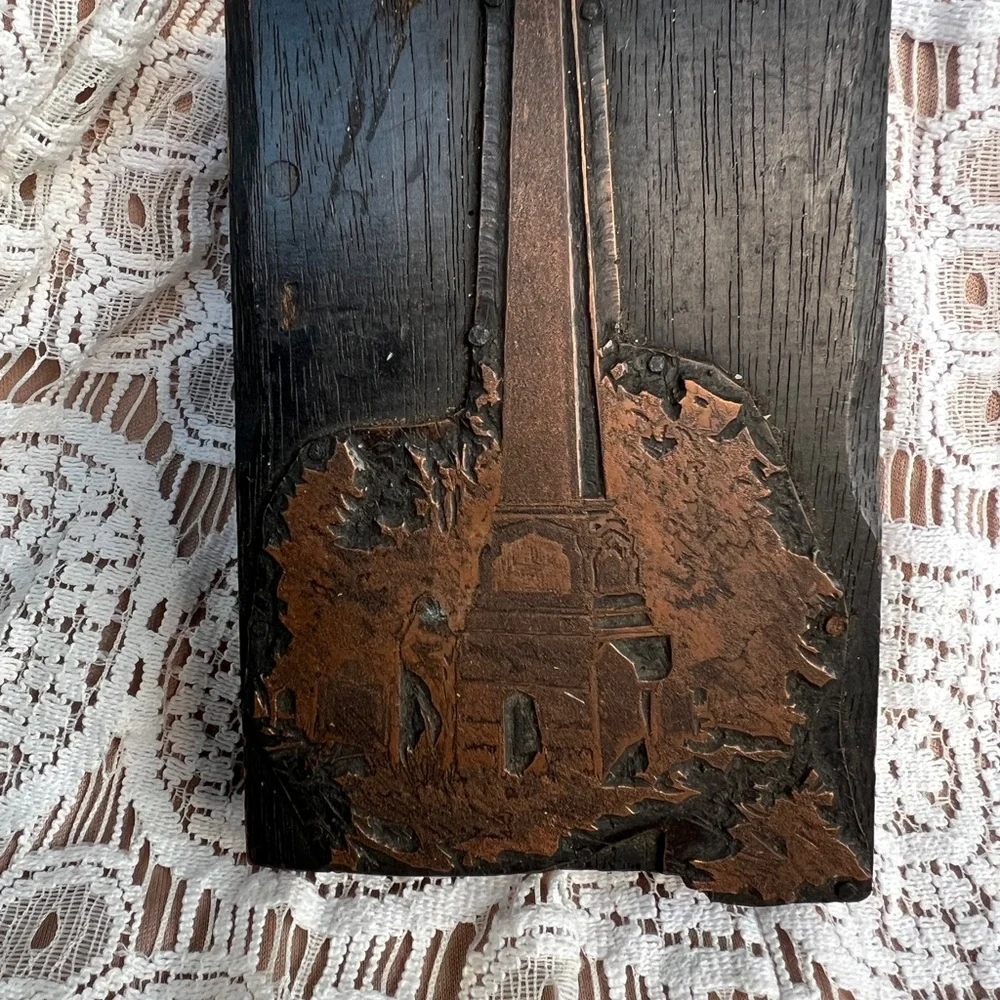 Vintage Wooden Block with Monument Design - Picture 4 of 5